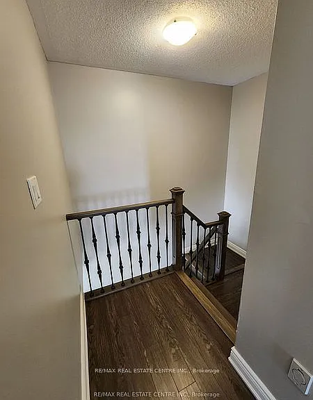 950 Burgess Gdns — Photo 12