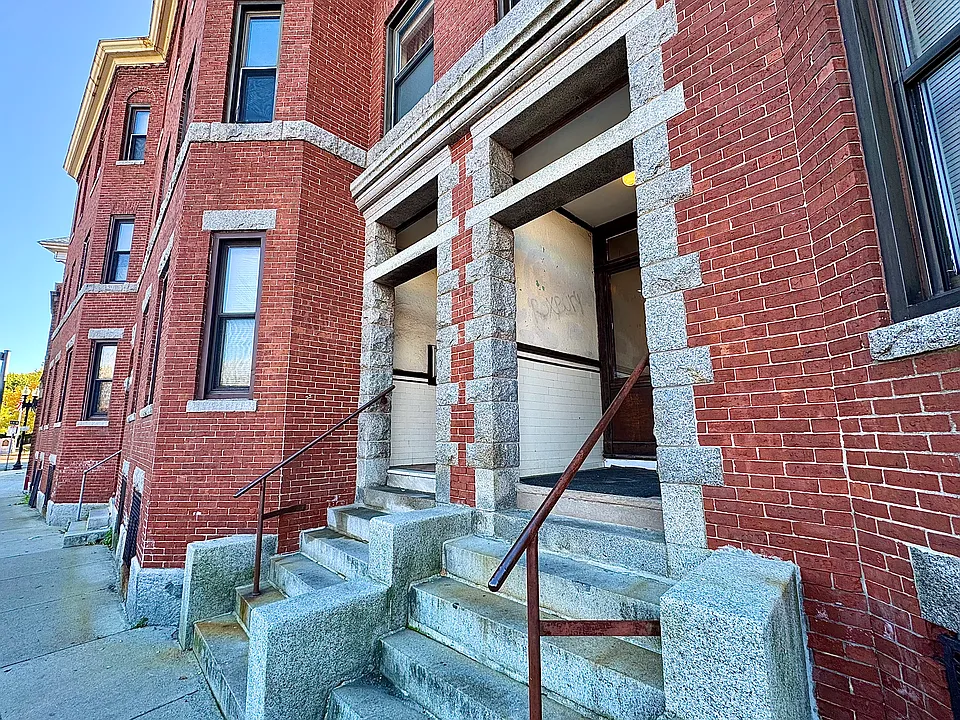 4 1/2 Centre St #1