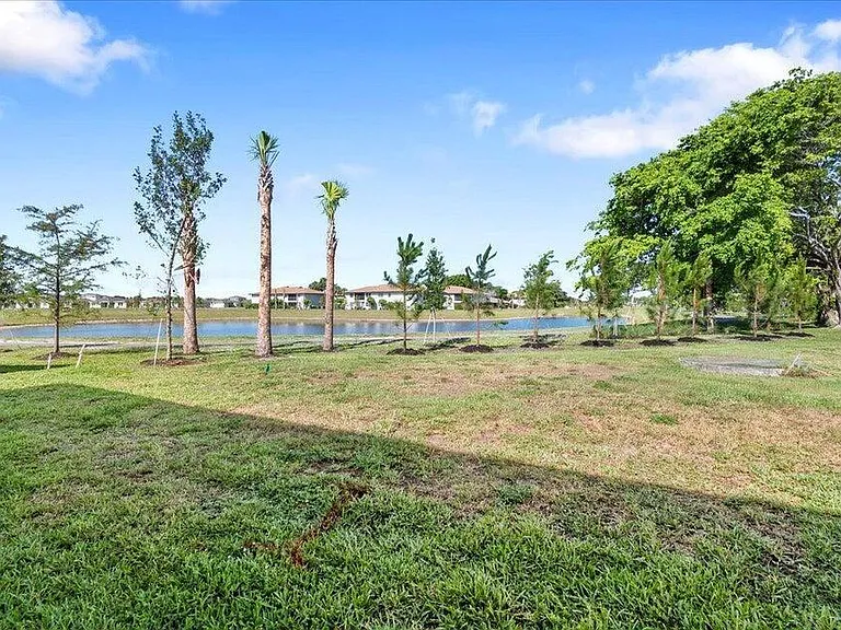 13921 Royal Palm Ct #D — Photo 31