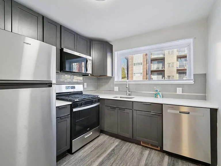 Ridge Gardens Apartments — Photo 9