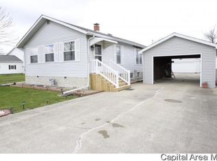 1305 W England St, Taylorville, IL 62568