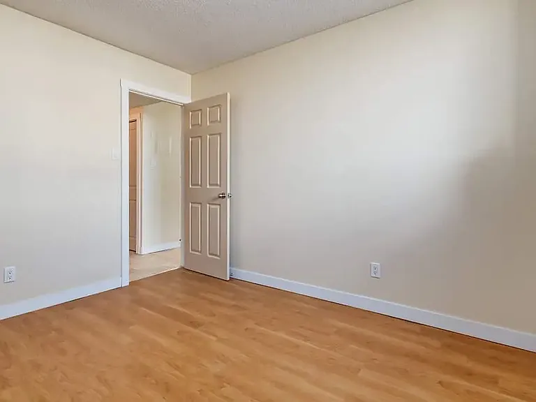 510 Robert St E — Photo 22