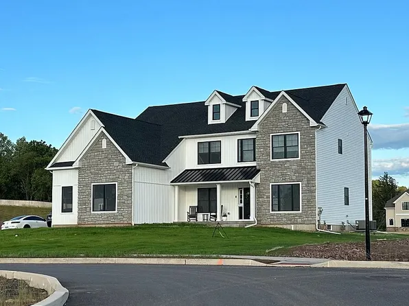 2710 Stonewall Dr, Center Valley, PA 18034