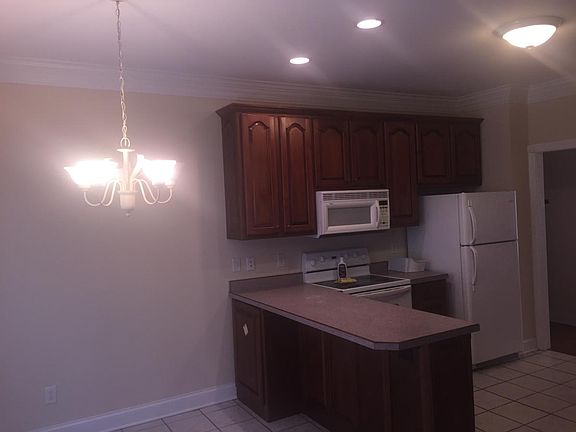 KITCHEN WITH EATING AREA AND SNACK BAR