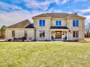 W157N7420 Stonewood Cir, Menomonee Falls, WI 53051