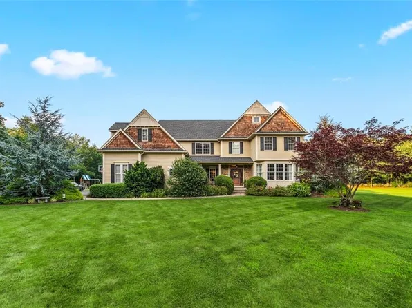 311 Finch Ln N, Saunderstown, RI 02874