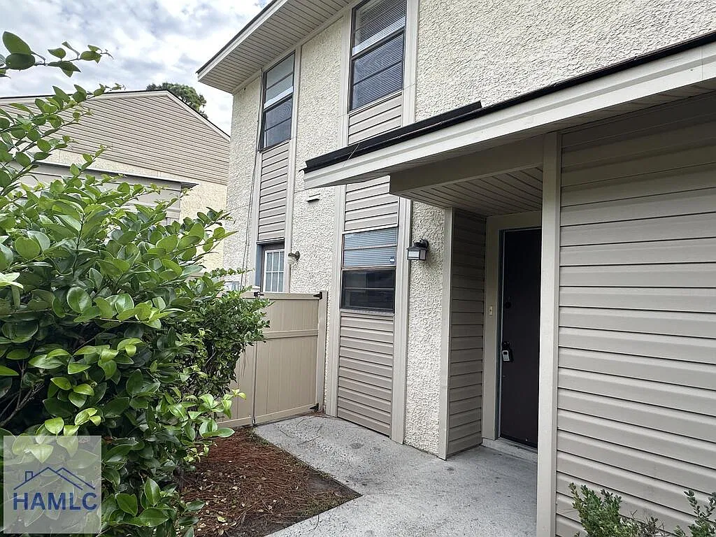 3 bed, 1.5 bath, 1272 sqft, $1,300 — Photo 1
