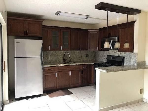 1st image of 185 Lake Arbor Dr