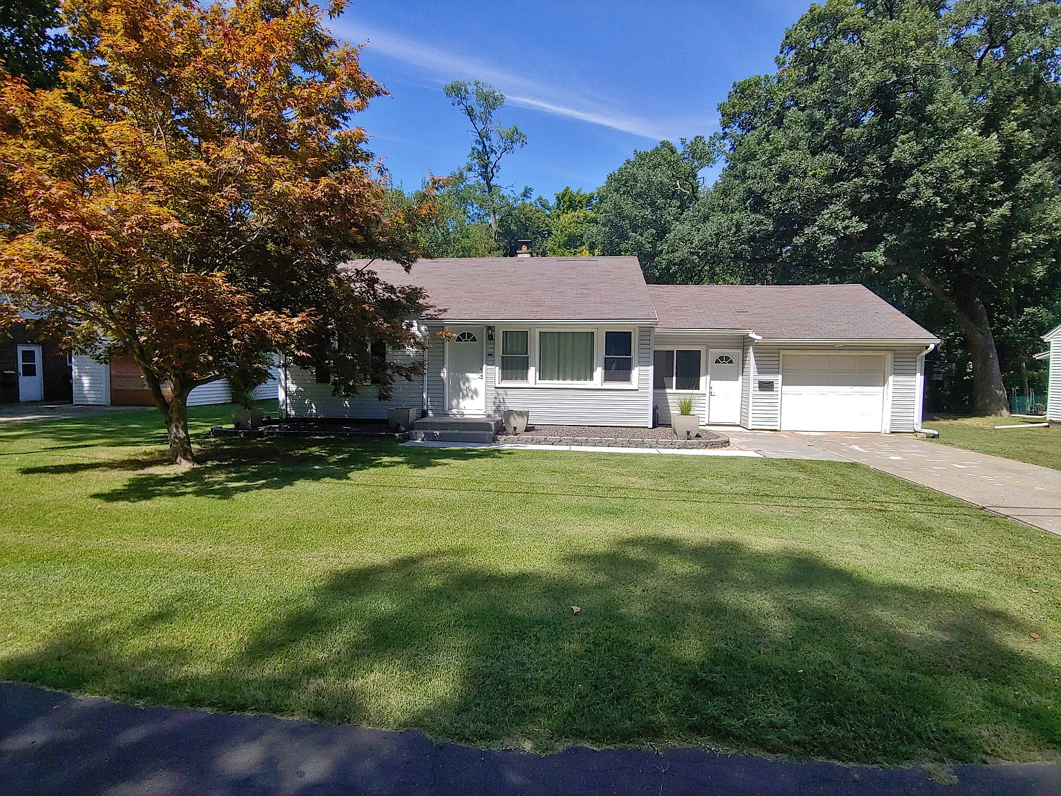 1621 E Crestwood Dr photo 1