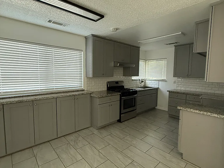 1524 N Thomas Ct — Photo 3