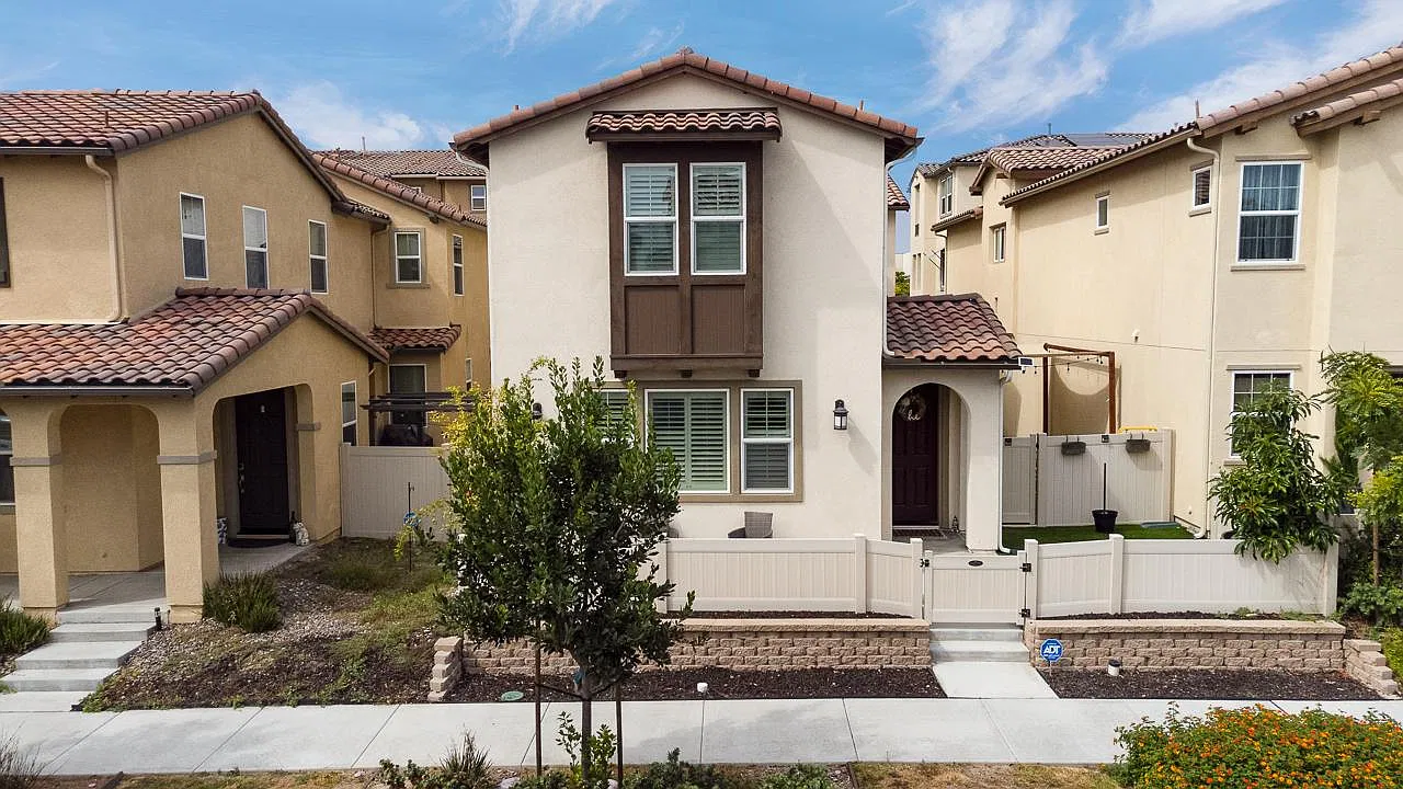 4 bed, 2323 sqft, $5,100 — Photo 1