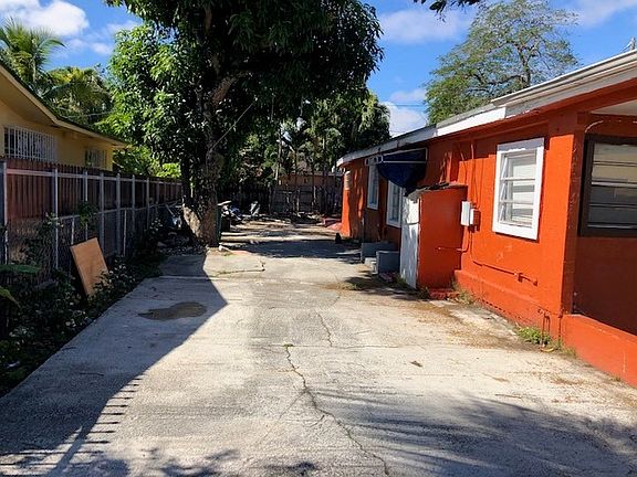 Exterior Neighborhood (street photo)