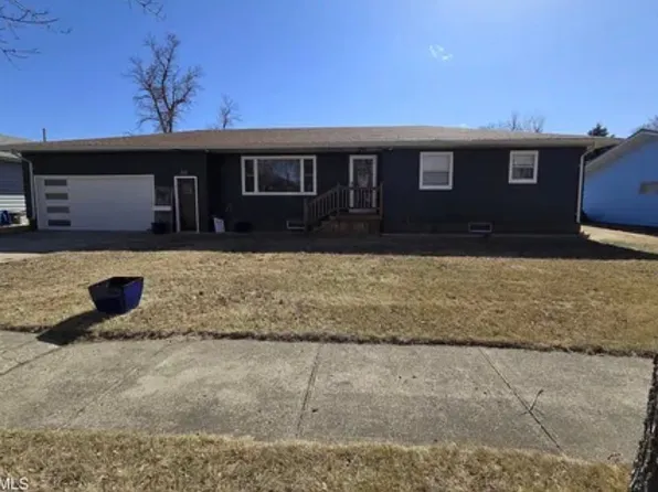 312 2nd St S, Ellendale, ND 58436