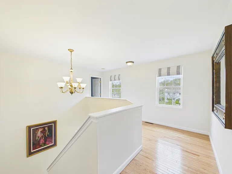 23 Beechwood Hollow St — Photo 6
