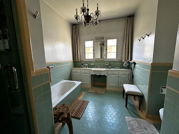 Main bathroom (upstairs)