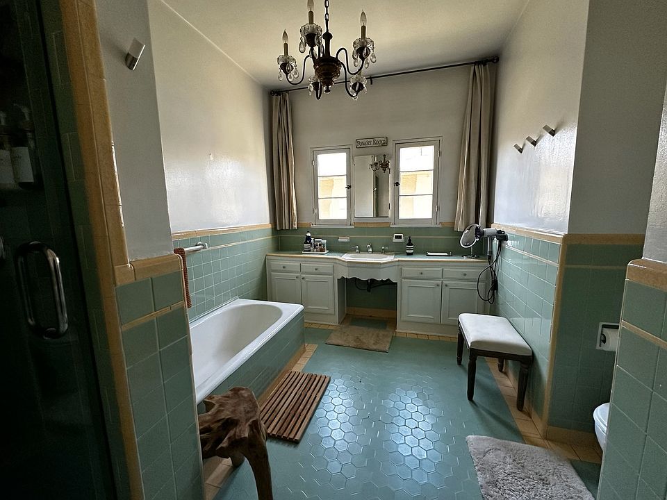 Main bathroom (upstairs)