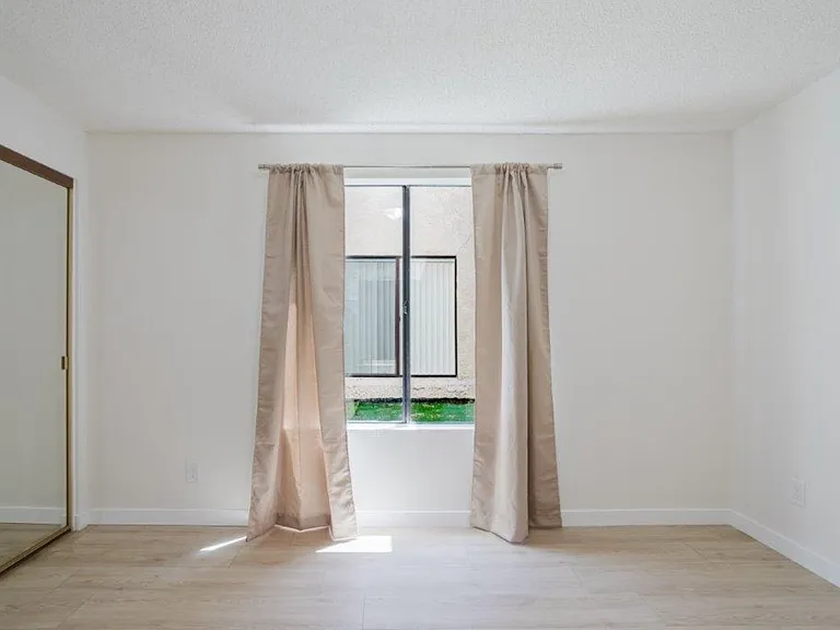 914 E Elk Ave #3 — Photo 23