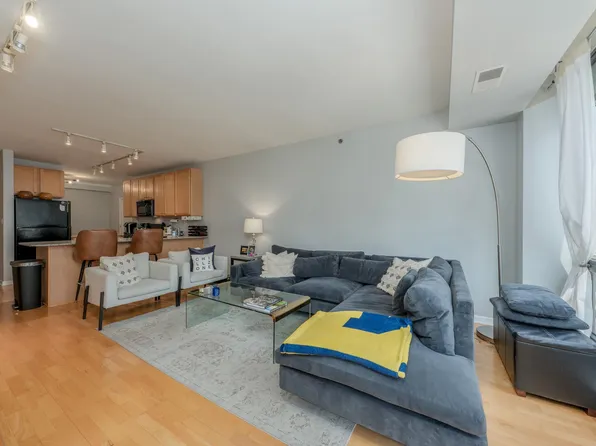 1212 N Wells St APT 403, Chicago, IL 60610