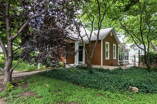 1800 Poyntz Ave Photo 1