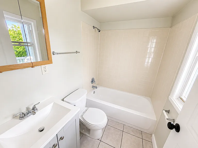 10-12 Nursery St #2L — Photo 4