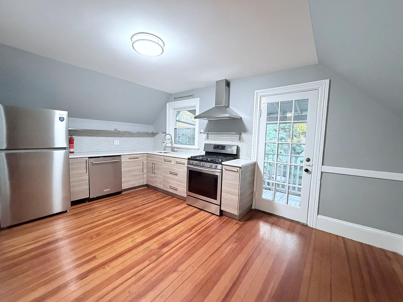 4 bed, 1100 sqft, $4,700 — Photo 1