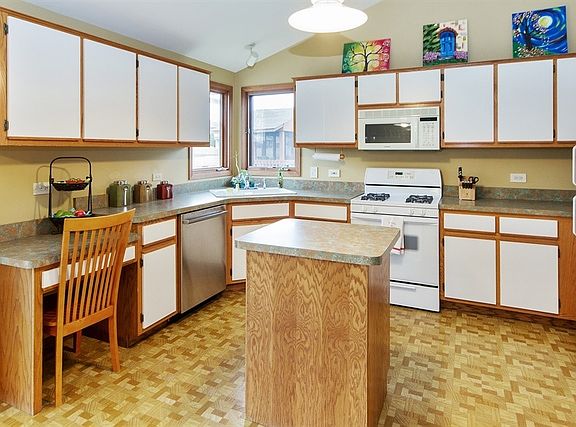4th image of 16748 W Saddlewood Dr