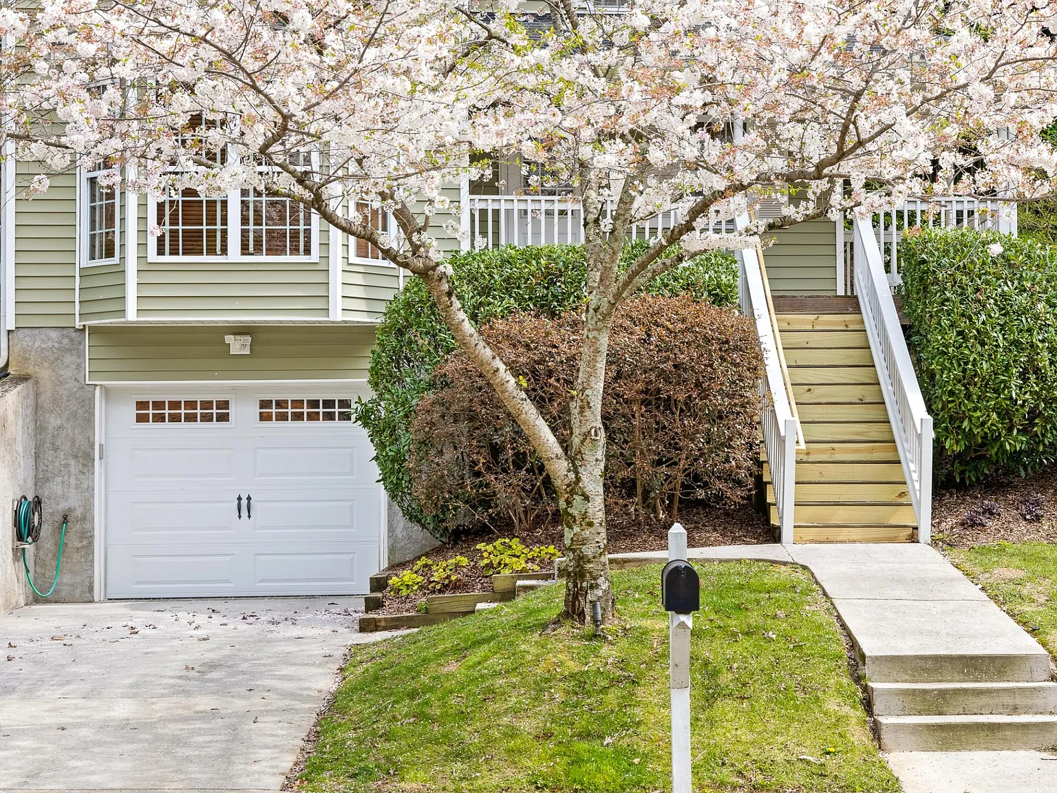 3 bed, 1925 sqft, $4,300 — Photo 2