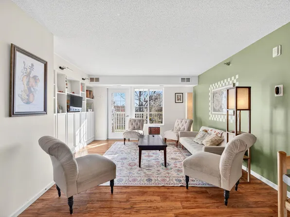 1976 29th Pl NW APT 201, Rochester, MN 55901