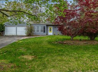 10 Calicotree Ln, Coram, NY 11727