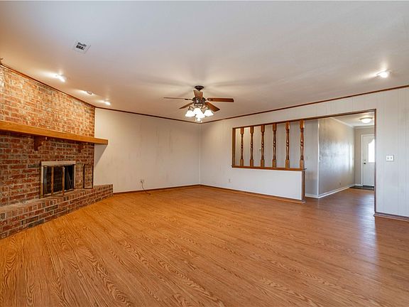 3rd image of 850 S Chateau Dr