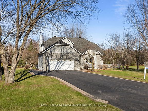 2nd image of 882 Castor Rd