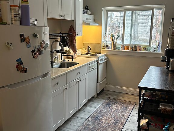 2nd image of 63 Selkirk Rd APT 4