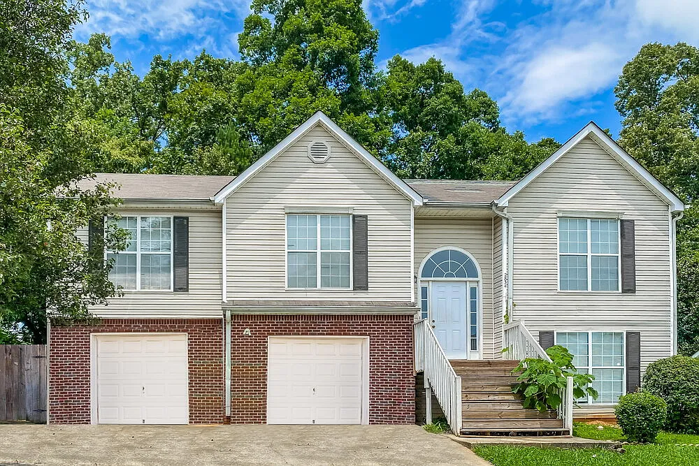 4 bed, 3.0 bath, 1900 sqft, $2,040 — Photo 1