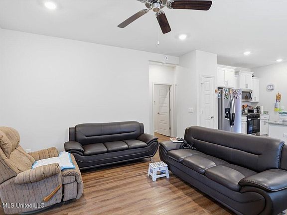 5th image of 417 Hidden Reed Ct