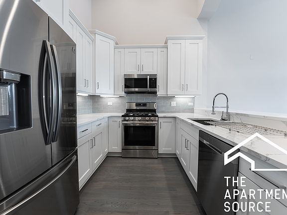 3rd image of 1136 W Diversey Pkwy Unit 4