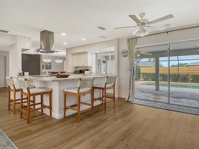 6722 Roxbury Dr — Photo 15