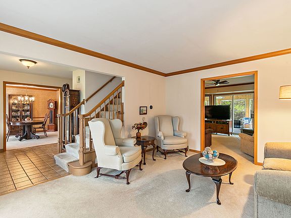 5th image of 1045 Helen Dr