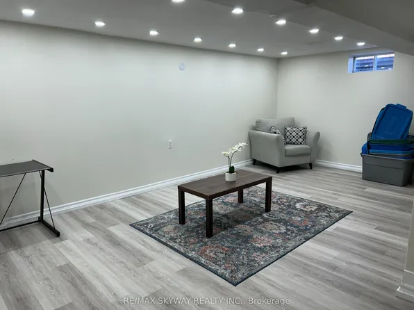 118 Archdekin Dr #Basement, Brampton, ON L6V 1Y7