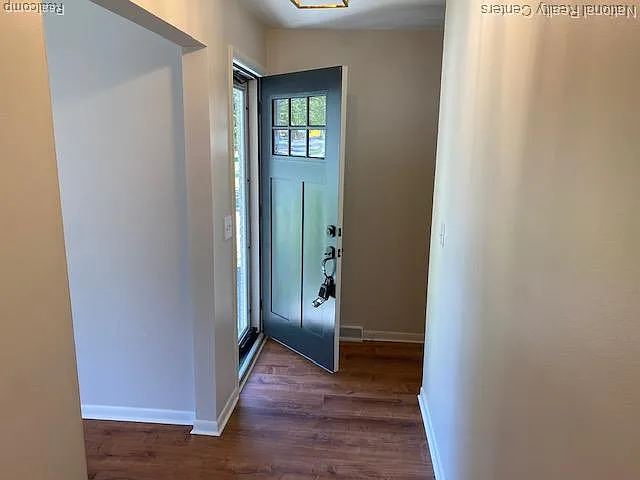 903 Roselawn Dr — Photo 3