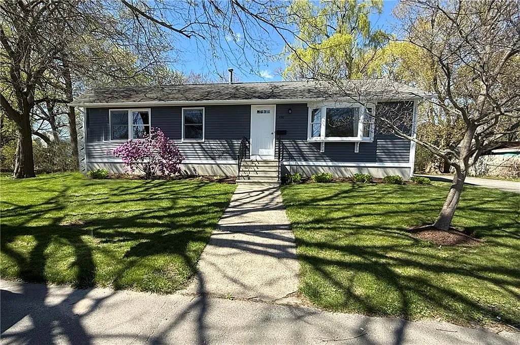 3 bed, 1.0 bath, 1200 sqft, $3,200 — Photo 1