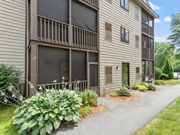 10 Village Ln APT 4, Tyngsboro, MA 01879