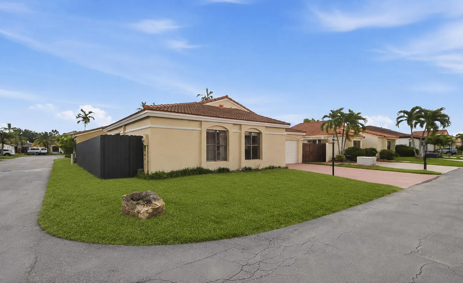 3 bed, 2.0 bath, 1372 sqft, $3,900 — Photo 2