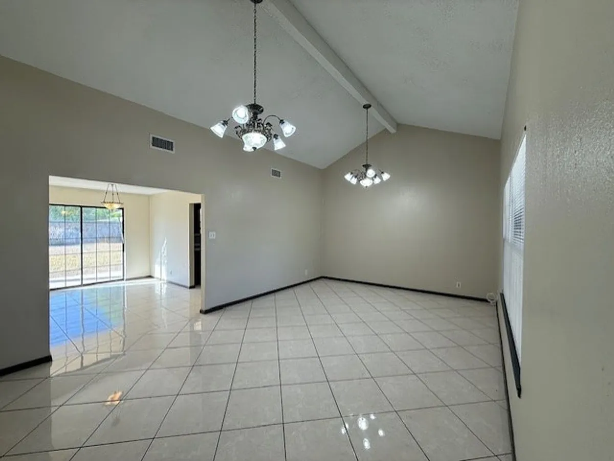 Building Photo - 516 Saint James Dr