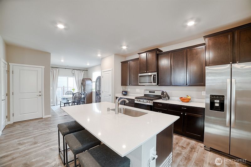 5th image of 615 Mount Peak Street N