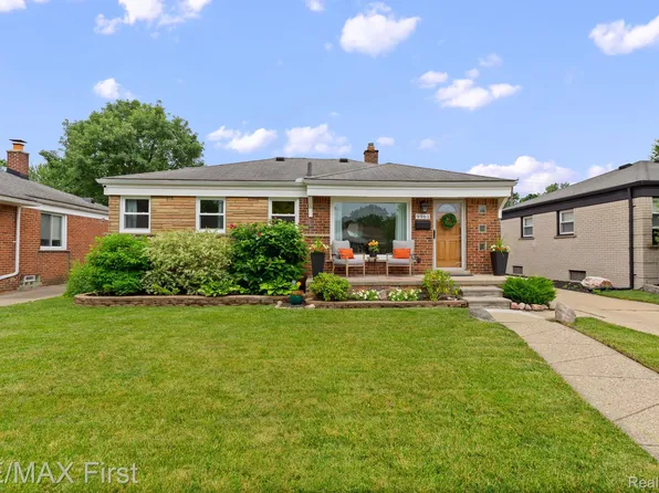 9961 E Clements Cir, Livonia, MI 48150