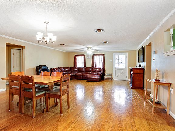 4th image of 130 Vivian St