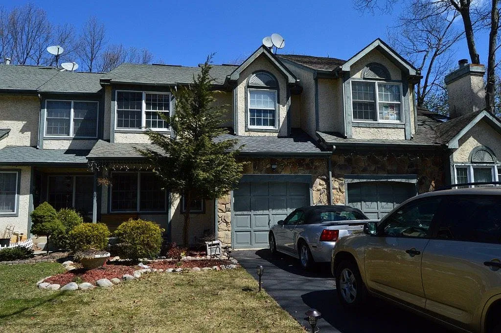 3 bed, 2.5 bath, 2818 sqft, $3,100 — Photo 1