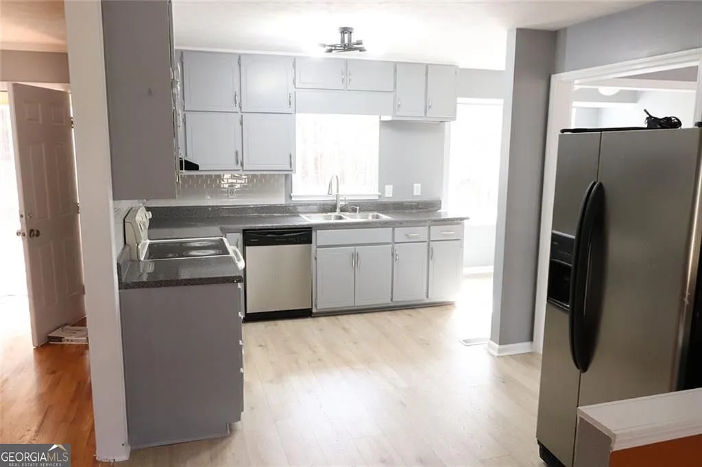 4 bed, 2.0 bath, 2062 sqft, $2,200 — Photo 3
