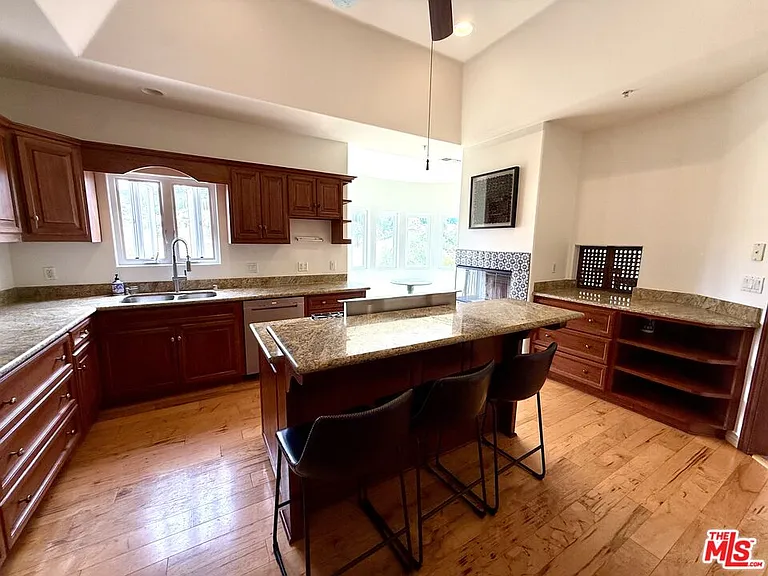 10827 Pacific View Dr — Photo 21