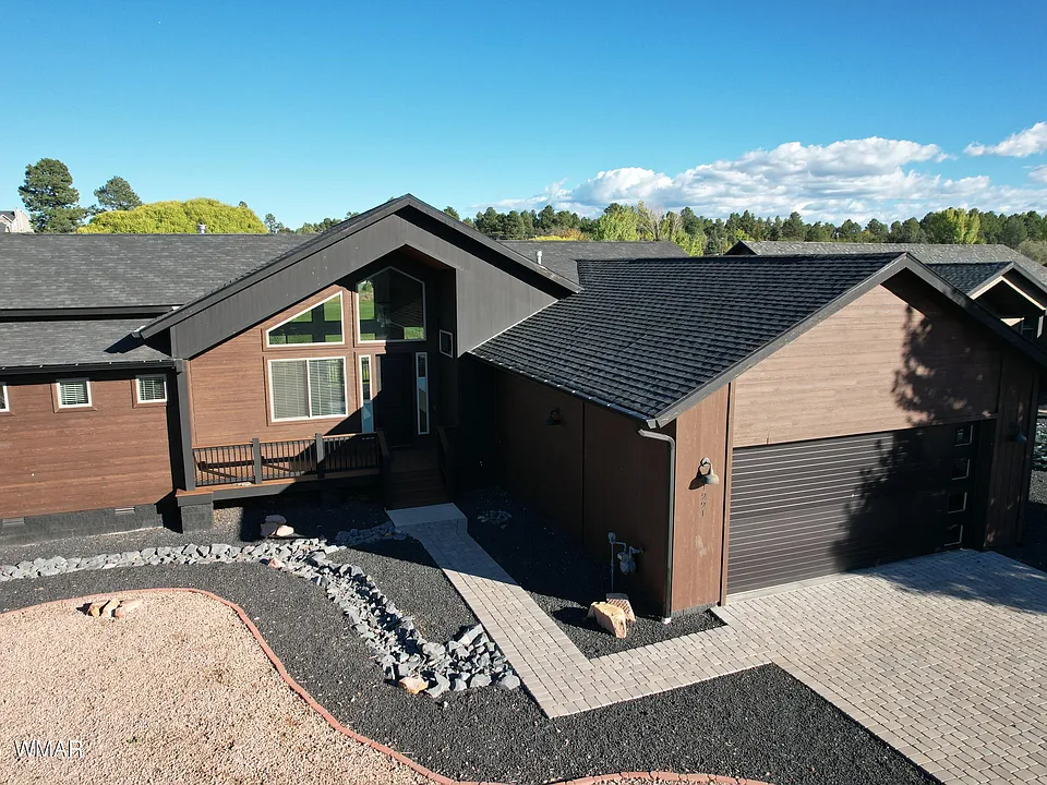 1221 N Bison Golf Ct